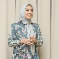Ria Miranda kisahkan perjalanan merintis brand hijab simple yang kini telah berjalan belasan tahun. (Foto: Adrian Putra, Digital Imaging: Nurman Abdul Hakim/Fimela.com)