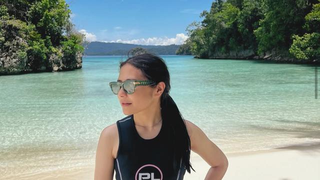 Potret Prilly Latuconsina santai di pantai credit: (https://www.instagram.com/prillylatuconsina96/)