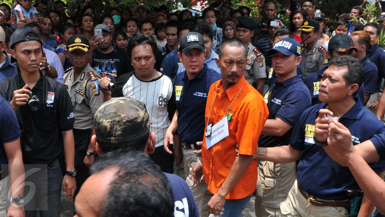 20151027-Ratusan Warga Kepung TKP Pembunuhan Ibu dan Anak di Cakung-Jakarta