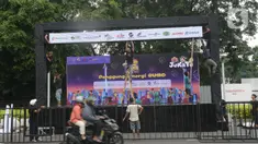 Pekerja menyelesaikan panggung untuk acara malam Muda Mudi perayaan Tahun Baru 2024 di Jakarta, Sabtu (30/12/2023). (merdeka.com/Imam Buhori)