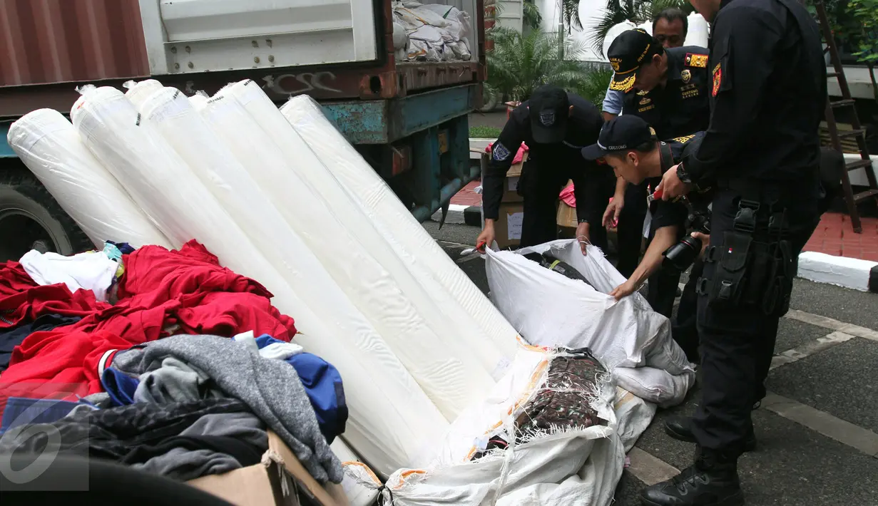 Ditjen Bea dan Cukai Kementerian Keuangan membongkar kasus penyelundupan tekstil, di Jakarta, Rabu (3/5). Pelanggaran ini dilakukan dengan modus pemberitahuan barang yang tidak sesuai dengan Pemberitahuan Ekspor Barang (PEB). (Liputan6.com/Angga Yuniar)