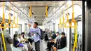 PT MRT Jakarta (Perseroda) kini memperbolehkan penumpang untuk tidak memakai masker selama menggunakan moda transportasi MRT. (merdeka.com/Arie Basuki)