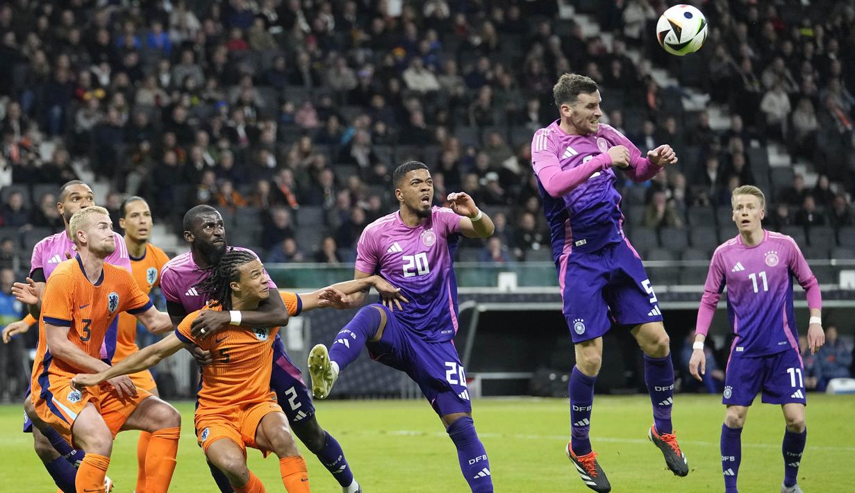Pemain Jerman, Pascal Gross menyundul bola saar melawan Belanda pada laga persahabatan di Stadion Deutsche Bank Park, Frankfurt, Rabu (27/3/2024). (AP Photo/Martin Meissner)