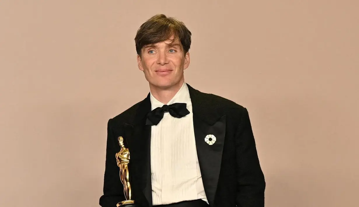 Cillian Murphy menerima piala Oscarnya yang pertama untuk kategori Best Actor di film Oppenheimer. Ia tampil menawan dengan outfit kemenangannya yang menarik untuk didiskusikan. [Foto: Instagram/cillianmurphyofficiall]
