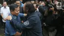 Ketua Umum Partai Gerindra Prabowo Subianto dan Ketua Umum Partai NasDem Surya Paloh berpelukan seusai melakukan pertemuan di Padepokan Garuda Yaksa, Hambalang, Bogor, Minggu (5/3/2023). Pertemuan kurang lebih dua jam itu sepakat untuk menjaga dinamika politik yang terus meningkat, sehingga diharapkan kondisi politik di Indonesia dapat tetap stabil dan kondusif. (merdeka.com/Arie Basuki)