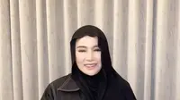 Shandy Purnamasari menunjukkan aksi konkret sebagai bentuk kepedulian terhadap ratusan warga Papua Selatan yang kesusahan mengakses air bersih. (Foto: Instagram @shandypurnamasari)