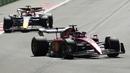Leclerc berhasil mengambil alih pimpinan usai pit stop pada periode Virtual Safety Car (VSC) akibat Sainz yang berhenti pada Lap 9. (AP/Sergei Grits)