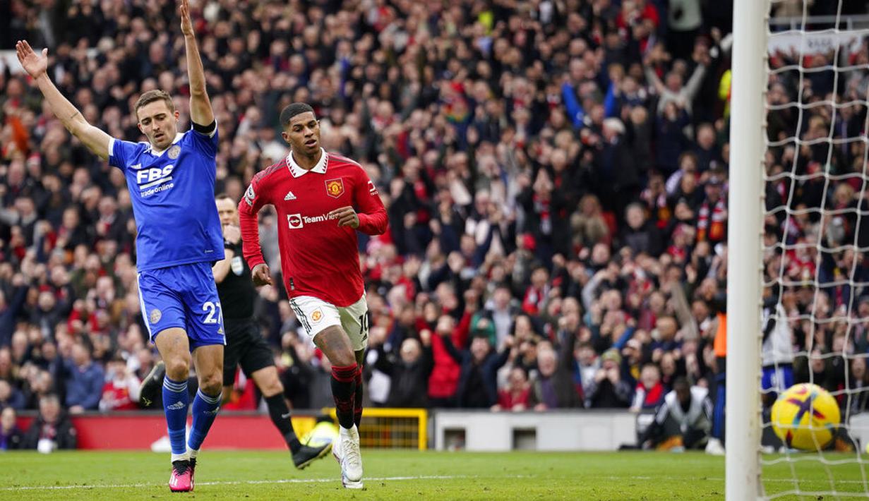 Pemain Manchester United, Marcus Rashford mencetak gol ke gawang Leicester City pada laga Liga Inggris di Stadion Old Trafford, Minggu (19/2/2023). lesakan ini menjadi gol ke-24 Marcus Rashford di lintas kompetisi musim ini. (AP Photo/Dave Thompson)