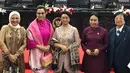 Menteri PPPA I Gusti Ayu Bintang Darmawati ·mengenakan tunik merah marun panjang dan kain batik. [@smindrawati]
