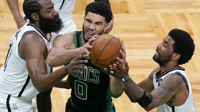 Forward Boston Celtics, Jayson Tatum (tengah) mencetak 50 poin ketika mengalahkan Brooklyn Nets pada play-off NBA di TD Garden, Sabtu (29/5/2021) pagi WIB.