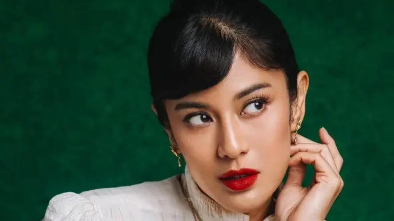 Intip Gaya Dian Sastro Pakai Bros, Jadi Fashion Statement yang Berkarakter