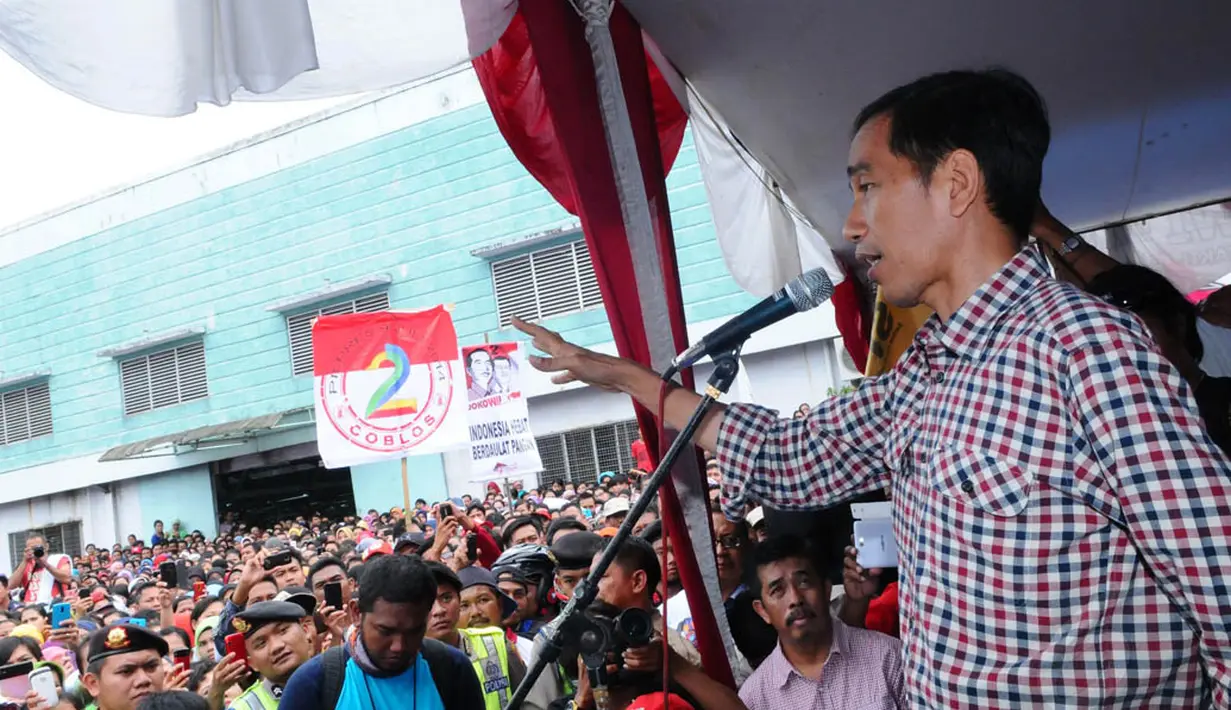 Dalam kampanyenya, Gubernur Jakarta nonaktif itu berjanji pemerintah akan hadir menyejahterakan kehidupan buruh bila ia menjadi presiden, Sukabumi, Rabu (2/7/14). Liputan6.com/Andrian M Tunay) 