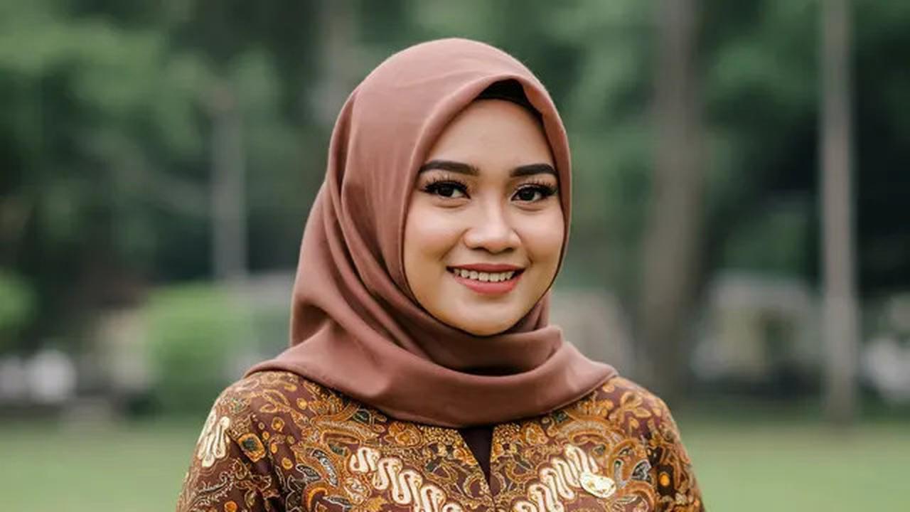 8 Model Baju Batik Kerja Wanita Berhijab, Anggun dan Kekinian