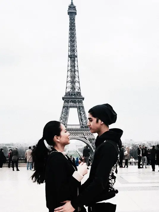 "Mencintai seseorang lebih dari apa pun, berarti bahwa jarak hanya berlaku di pikiran saja, bukan di hati. Kangen kamu setiap hari," tulis Alyssa Daguise dalam keterangan foto penuh makna tersebut dengan bahasa Inggris. (Instagram/alyssadaguise)