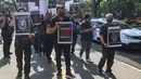 Wartawan yang tergabung dalam PWI Malang Raya, AJI Malang, IJTI Korda Malang, dan PFI Malang menyampaikan pernyataan sikap saat aksi damai di Bundaran Tugu Kota Malang, Senin (27/7/2026). (PFI Malang)