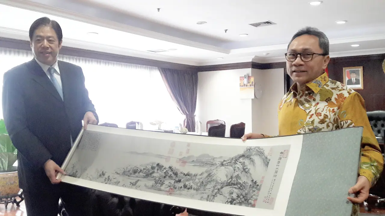 Ketua MPR mendapatkan kenang-kenangan