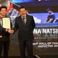 Liliyana Natsir menerima pin dan sertifikat Hall of Fame dari Wakil Ketua BWF Komite Pemasaran Bambang Roedyanto di Istora Gelora Bung Karno, Senayan, Jakarta, Sabtu (18/6/2022). (foto: PBSI)