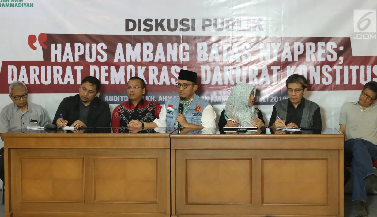 Ketum PP Pemuda Muhammadiyah Dahnil Anzar Simanjuntak (tengah) saat diskusi 'Hapus Ambang Batas Nyapres; Darurat Demokrasi, Darurat Konstitusi', Jakarta, Selasa (31/7). Diskusi dihadiri aktivis penggugat ambang batas. (Liputan6.com/Helmi Fithriansyah)