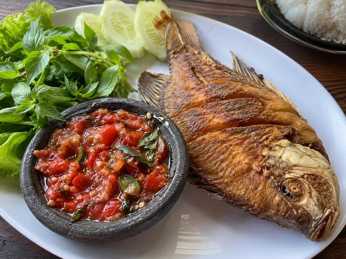 Resep Sambal Tomat Kemangi untuk Ikan Goreng