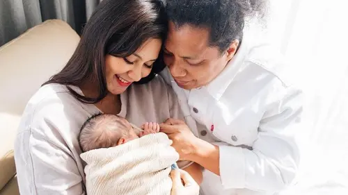 Indah Permatasari dan Arie Kriting sengaja menutupi wajah sang anak [instagram/indahpermatas]