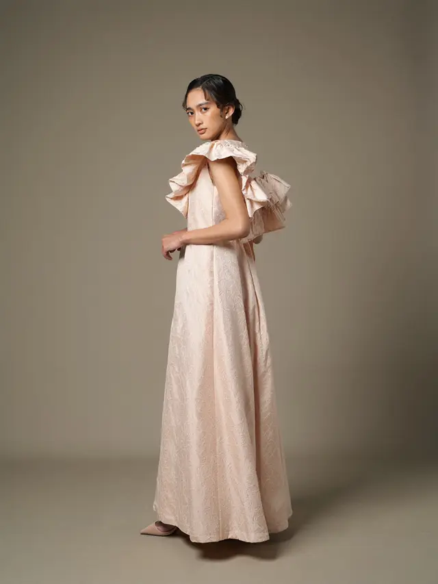 Dress Brokat dengan Aksen Ruffle