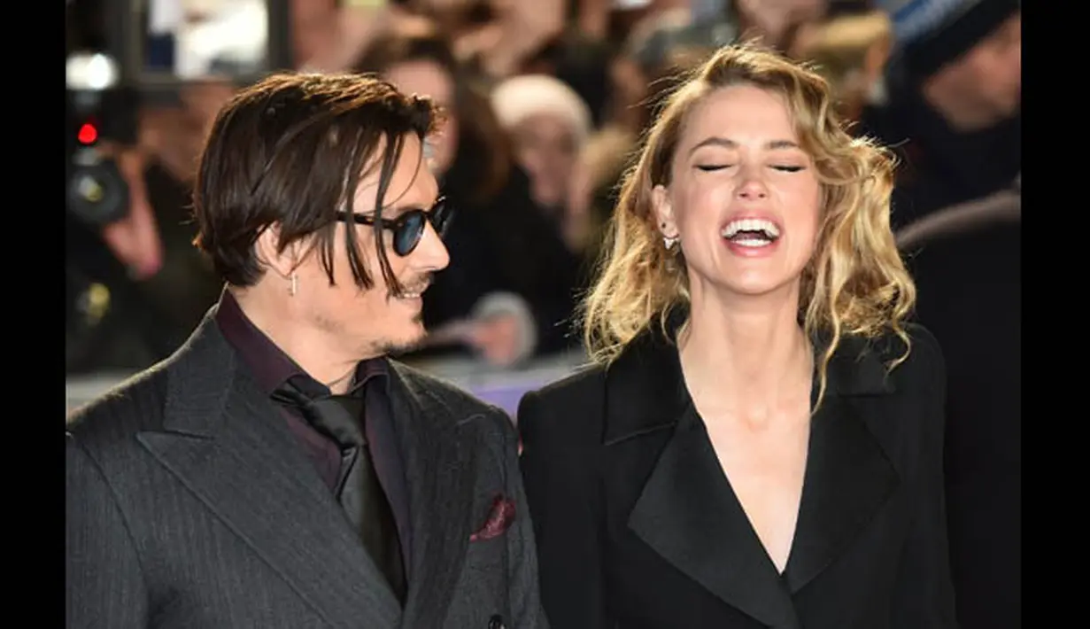 Di acara premier film 'Mortdecai', Johnny Depp dan Amber Heard tampil senada serba hitam, London, Senin (19/1/2015). (AFP PHOTO/Leon NEAL)
