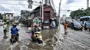 Kondisi lalu lintas saat banjir menggenangi Jalan Jatinegara Barat, Jakarta, Senin (8/2/2021). Ketinggian air yang menggenangi Jalan Jatinegara Barat mencapai setinggi paha orang dewasa, sehingga menyebabkan kemacetan. (merdeka.com/Iqbal S. Nugroho)
