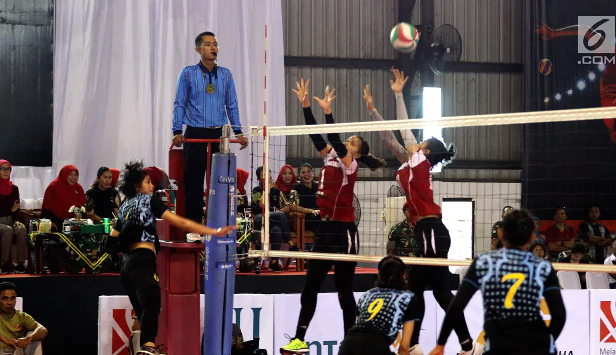 Tim Wahana Express Group (WEG) saat bertanding melawan PB Voli AD (PBVAD) pada final turnamen Danjen Kopassus Open Volleyball Tournament, di Jakarta, Minggu (08/4). WEG mengalahkan PB Voli AD (PBVAD) Putri, tiga set langsung. (Liputan6.com/Johan Tallo)