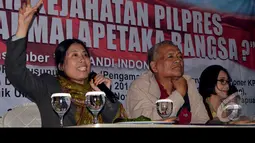 Mantan komisioner KPU, Chusnul Mar'iyah (kiri), mengungkapkan, manipulasi DPT sengaja dilakukan untuk menggelembungkan atau menciutkan suara salah satu pasangan dalam pemilihan presiden 2014, Jakarta, Senin (18/8/2014) (Liputan6.com/Johan Tallo)