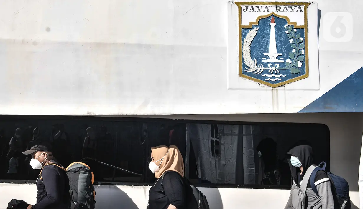 Wisatawan dari Kepulauan Seribu menuruni kapal setibanya di Dermaga Kali Adem, Muara Angke, Jakarta, Minggu (27/12/2020). Data dari Sudin Pariwisata dan Ekonomi Kreatif Kepulauan Seribu mencatat sebanyak 3.018 wisatawan berkunjung ke Kepulauan Seribu di libur Natal. (merdeka.com/Iqbal Nugroho)