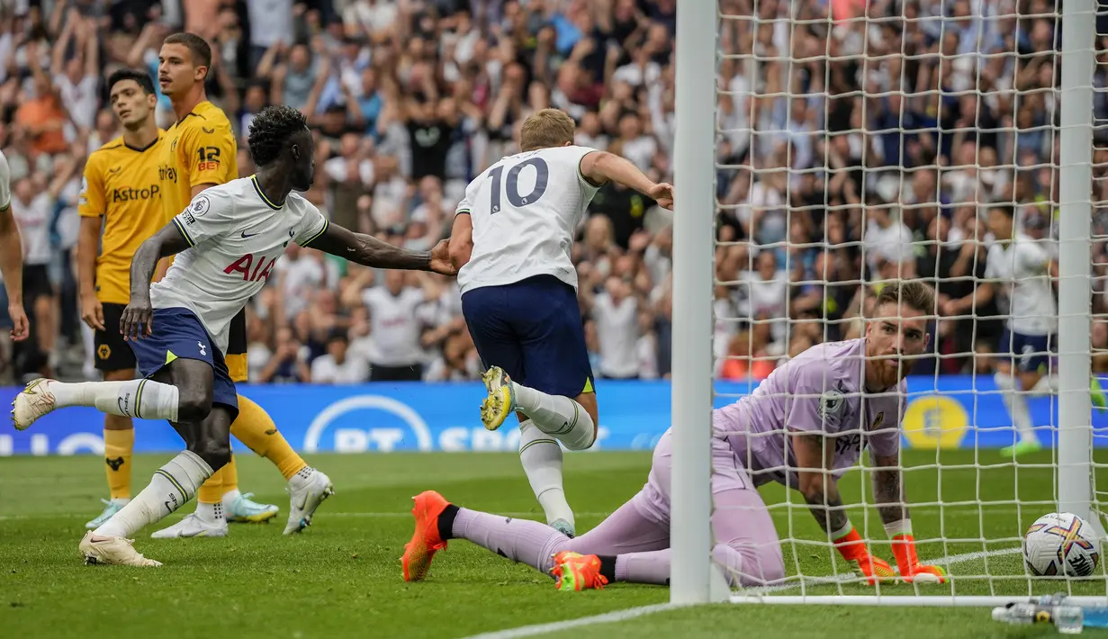 Berkat golnya ke gawang Wolverhampton, total Harry Kane telah mencetak 185 gol bersama Tottenham Hotspur di Liga Inggris. Ia sukses melewati rekor yang dipegang eks striker Manchester City Sergio Aguero sebagai pencetak gol terbanyak di Liga Inggris bersama satu klub dengan 184 gol. (AP/Frank Augstein)
