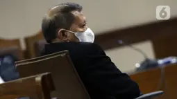 Terdakwa dugaan korupsi pengadaan tiga unit QCC PT Pelindo II tahun 2010, Richard Joost Lino saat sidang pembacaan tuntutan di Pengadilan Tipikor, Jakarta, Kamis (11/11/2021). RJ Lino dituntut pidana penjara 6 tahun, denda Rp500 juta subsider 6 bulan kurungan. (Liputan6.com/Helmi Fithriansyah)