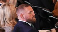 Conor McGregor terlihat di area penonton VIP di Emancipation Hall untuk Pelantikan Donald J. Trump pada 20 Januari 2025 waktu setempat di Washington, DC. Donald Trump memangku jabatan keduanya sebagai presiden Amerika Serikat ke-47. (Angelina Katsanis - Pool/Getty Images/AFP)