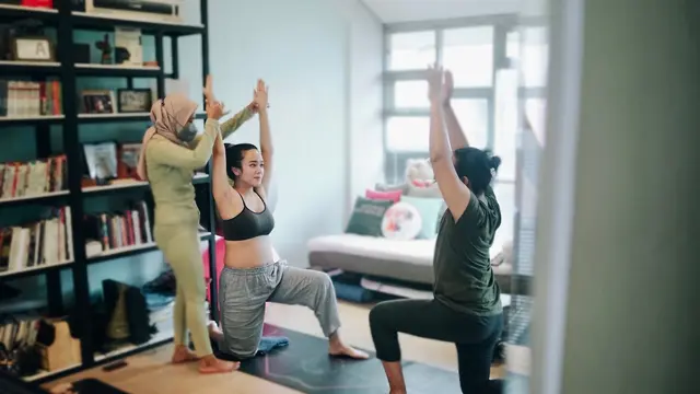 7 Potret Dea Ananda Bersama Suami Kompak Jalani Couple Prenatal Yoga