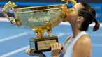 Petenis Prancis, Caroline Garcia mencium trofi yang diraihnya usai mengalahkan petenis nomor satu dunia Simona Halep pada final China Terbuka di Beijing, Minggu (8/10). Garcia, menjadi juara dengan mengalahkan Simona Halep 6-4, 7-6. (AP/Ng Han Guan)