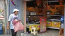 Seorang pria berbelanja bahan makanan di Pasar Rodriguez, La Paz, pada 16 November 2019. Pemblokiran jalan yang dilakukan pendukung mantan Presiden Bolivia Evo Morales membuat kelangkaan bahan makanan, terutama daging dan telur, mulai sulit ditemukan di pasar. (AIZAR RALDES/AFP)