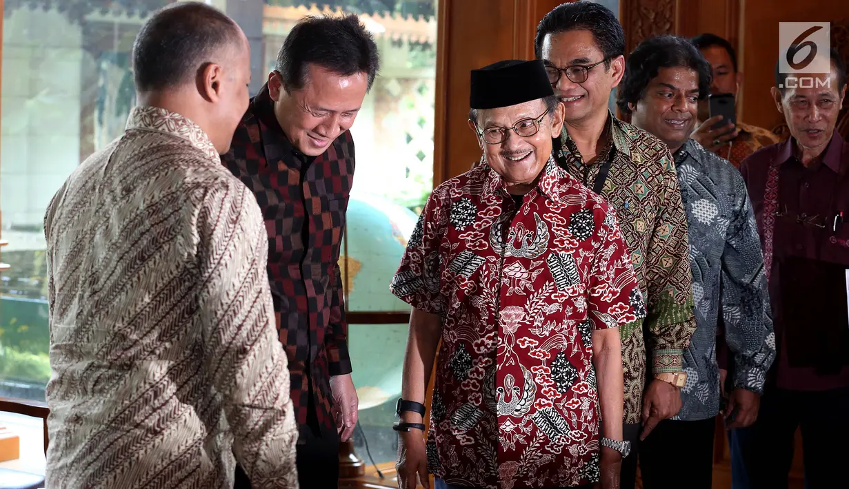 Presiden RI ke-3, B J Habibie menuju ruang konferensi pers gelaran Bekraf Habibie Festival 2017 di Jakarta, Rabu (2/8). Acara Habibie Festival tahun ini mengangkat tema Technology and Innovation for People." (Liputan6.com/Johan Tallo)