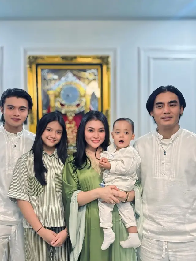 Potret Kelulusan Anak Charly Van Houtten