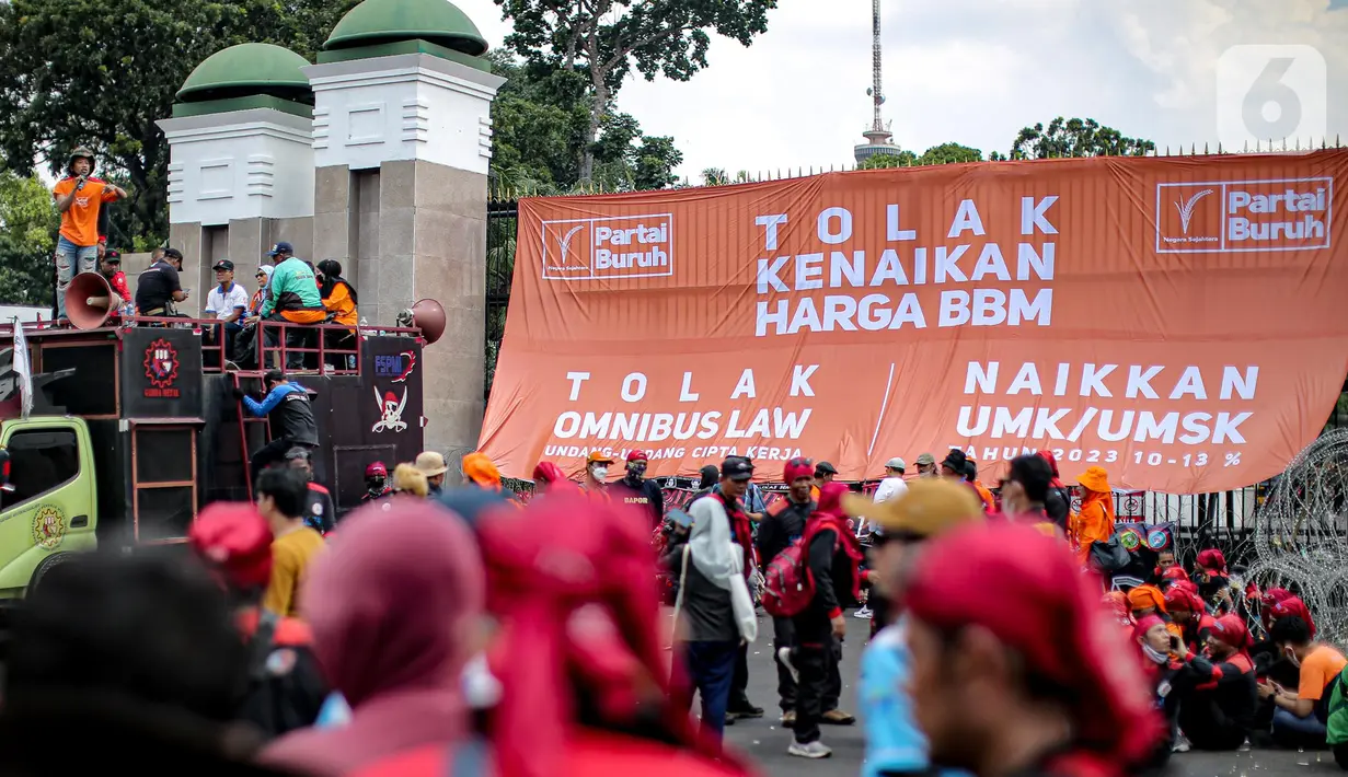 <p>Massa yang tergabung dalam Partai Buruh berorasi saat menggelar aksi di depan Gedung DPR, Jakarta, Selasa (6/9/2022). Dalam aksi tersebut mereka menolak keputusan pemerintah menaikkan harga bahan bakar minyak (BBM) bersubsidi dan meminta pemerintah untuk meninjau ulang keputusan tersebut. (Liputan6.com/Faizal Fanani)</p>