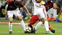 Pemain Benevento, Enrico Brignola mencoba melewati dua pemain AC Milan, Ricardo Rodriguez dan Giacomo Bonaventura. (AP Photo/Luca Bruno)