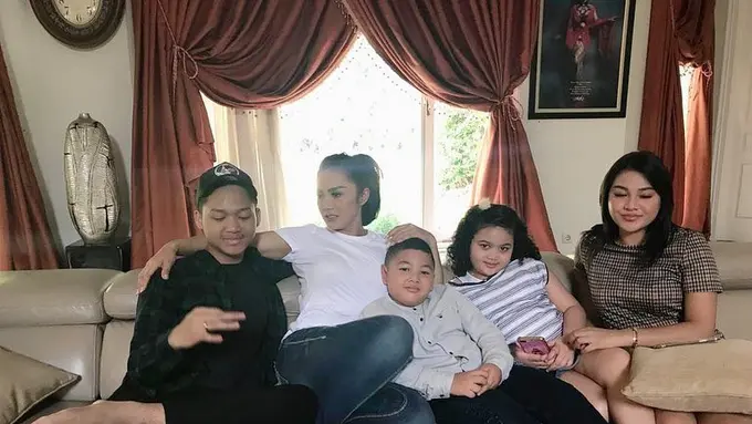 [Fimela] Krisdayanti dan anak-anaknya