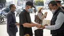 Orang-orang menunjukkan paspor vaksin sebelum diizinkan masuk memasuki kantor pemerintah, di Rabat, Maroko, Kamis (21/10/2021). Maroko mewajibkan paspor vaksin untuk mengakses kantor pemerintah, mal, pusat kebugaran, dan area publik lain untuk mendorong kampany vaksinasi. (AP Photo/Mosa'ab Elshamy)