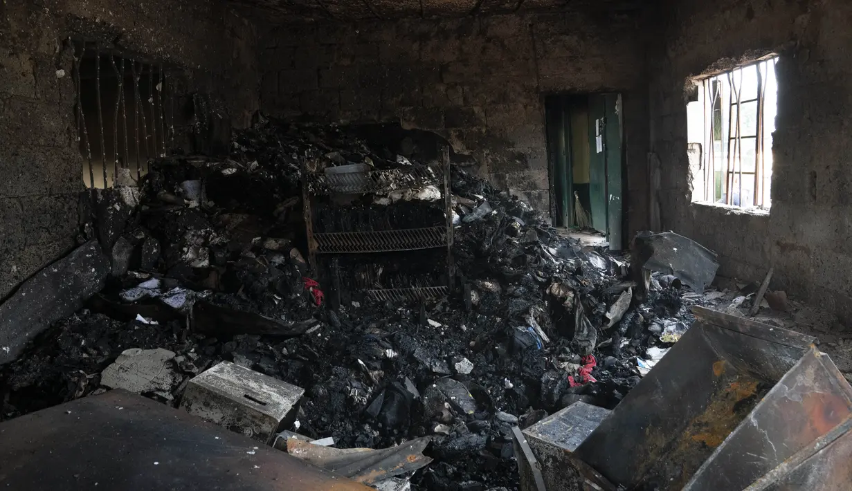 Dokumen yang terbakar terlihat di dalam fasilitas pemasyarakatan seusai serangan oleh kelompok bersenjata di Owerri, Nigeria, Senin (5/4/2021). Lembaga itu menyebut para penyerang tiba dengan truk pick-up dan bus sebelum menyerbu lapas. (AP Photo/David Dosunmu)