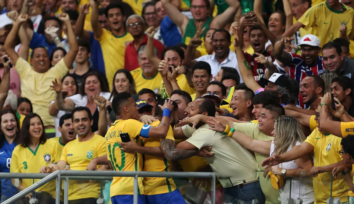 Para suporter bergembira usai Gabriel Barbosa mencetak gol ke gawang Denmark di Olimpiade 2016 di Fonte Nova Stadium, Salvador, Brasil, (11/8). Kemenangan perdana di Olimpiade 2016 ini membuat tim Samba menjadi juara Grup A. (REUTERS/Fernando Donasci)