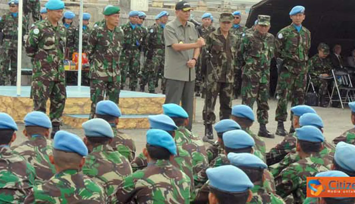 Citizen6, Lebanon: Wamenhan RI, Letjen TNI (Purn) Sjafrie Sjamsoeddin beserta Ibu Etty Sjafrie Samsoeddin melakukan kunjungan ke Markas Satgas Indonesian Battalion (Indobatt) di Adshit Al Qusayr UN POSN 7-1, Lebanon selatan, Kamis (7/4). (Pengirim: Badar)