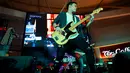 Barris melantunkan single yang bertajuk 'Mendua' dimana para penonton terhipnotis untuk bernyanyi bersama. (Adrian Putra/Bintang.com)