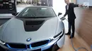 CEO PT Astra International Tbk - BMW Sales Operation, Fredy Handjaja menunjukkan cara pengisian ulang baterai mobil listrik BMW i8 dengan menggunakan BMW i Wallbox Plus di Tangerang Selatan, Banten, Kamis (26/10). (Liputan6.com/Pool/BMW)