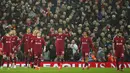 Penyerang Liverpool, Cody Gakpo (tengah) berselebrasi setelah mencetak gol ke gawang Manchester United pada pertandingan lanjutan Liga Inggris di stadion Anfield, Inggris, Minggu (5/3/2023). Di pertandingan ini Gakpo mencetak dua gol dan mengantar Liverpool menang telak atas Manchester United dengan skor telak 7-0. (AP Photo/Jon Super)