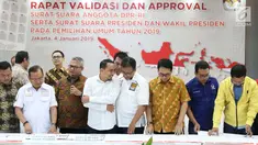 Ketua KPU RI, Arief Budiman (ketiga kiri) bersama perwakilan partai politik saat penandatangan persetujuan surat suara pemilihan Presiden dan Wakil Presiden serta anggota DPR RI pemilu 2019 di Jakarta, Jumat (4/1). (Liputan6.com/Helmi Fithriansyah)