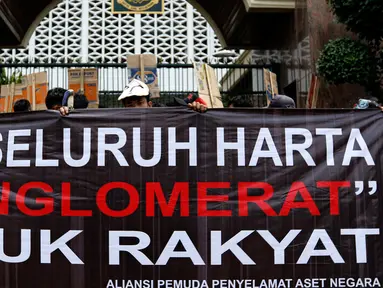 Massa dari Aliansi Pemuda Penyelamat Aset Negara menggelar aksi demo di depan Kejaksaan Agung, Jakarta, Rabu (2/9/2015). Massa menuntut penuntasan perampokan aset BPPN tahun 2003 yang merugikan negara ratusan triliun. (Liputan6.com/Yoppy Renato)